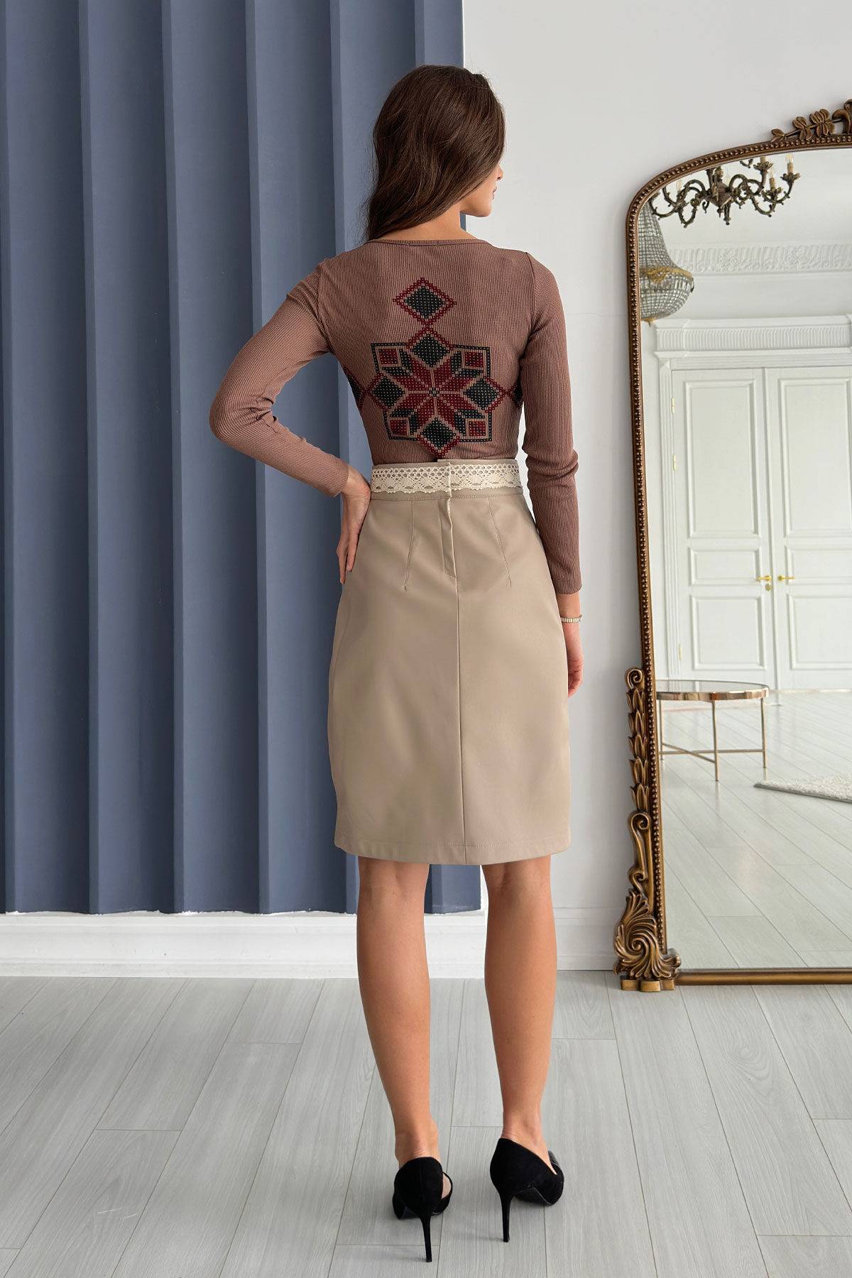 Ukrainian faux leather slit-skirt beige