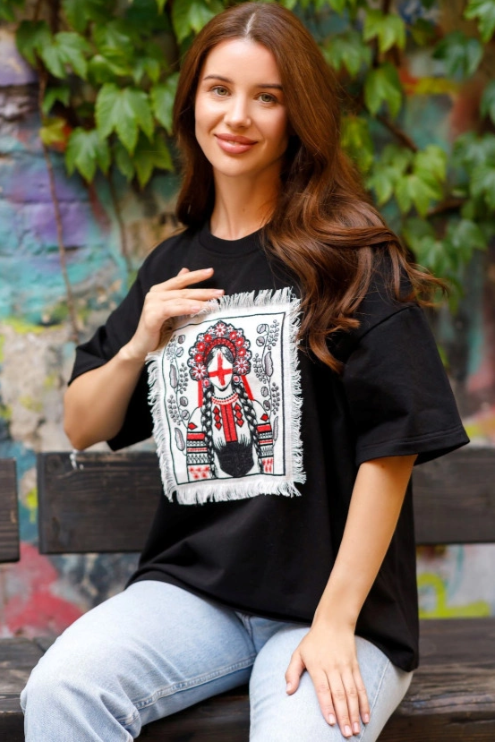 Women's oversized black t-shirt "Motanka"
