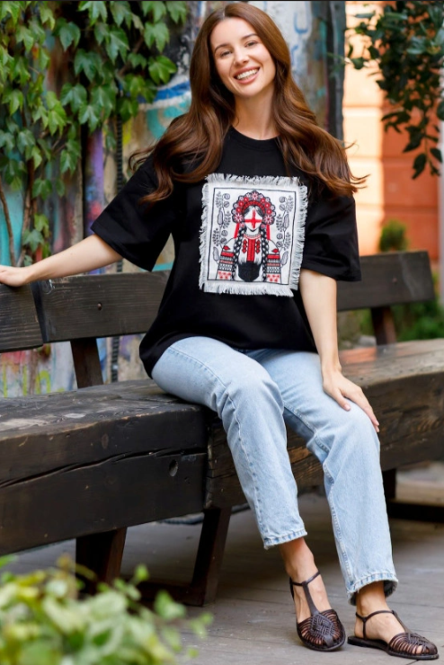 Women's oversized black t-shirt "Motanka"